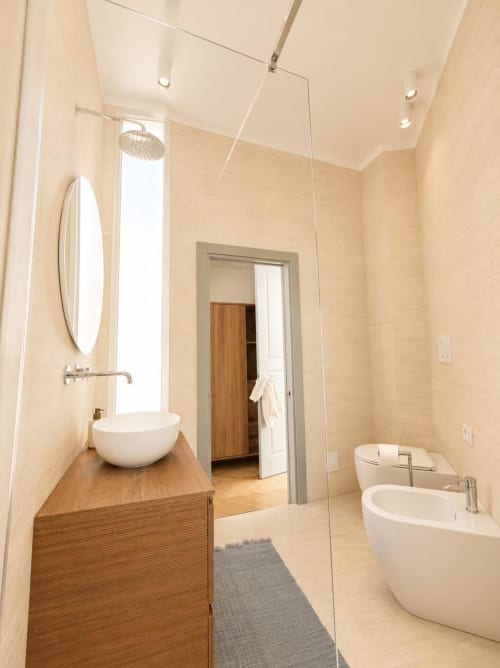 Bagno moderno della Suite Ingrid presso Seven Suites Sanremo con lavabo a ciotola, vasca da bagno e doccia a cascata