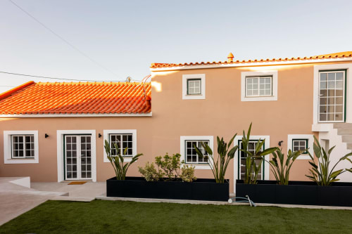 Apartamento da FC Housing Company em Abrantes com telhado em barro, paredes cor pêssego e jardins paisagísticos