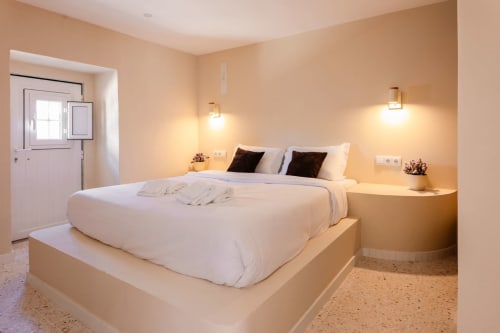 Quarto moderno da Residência FC Housing Company Abrantes com cama branca, iluminação aconchegante e móveis minimalistas