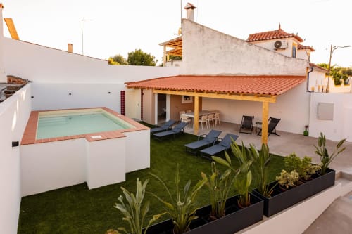 Apartamento FC Housing Company em Abrantes com piscina, sala de estar e pátio com jardim