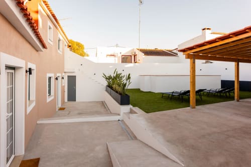 Pátio moderno do apartamento FC Housing em Abrantes com terraço, jardim e área de estar com pérgola de madeira
