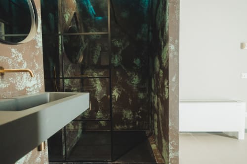 Bagno moderno con lavabo bianco nell'esclusiva dimora Oltre, Palermo, con doccia rivestita di piastrelle scure