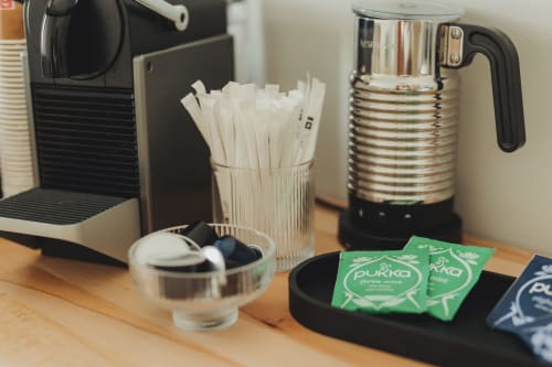 Angolo caffè nell'appartamento Oltre Exclusive a Palermo con macchina Nespresso, schiumalatte e bustine di tè Pukka