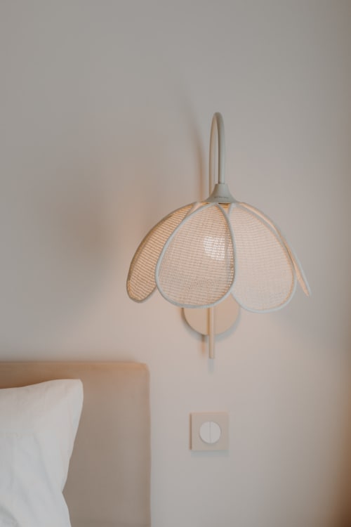 Délicat luminaire suspendu en forme de fleur à mailles beige au-dessus du lit dans la chambre Pivoine de la Villa des Fleurs à Blonville-sur-Mer
