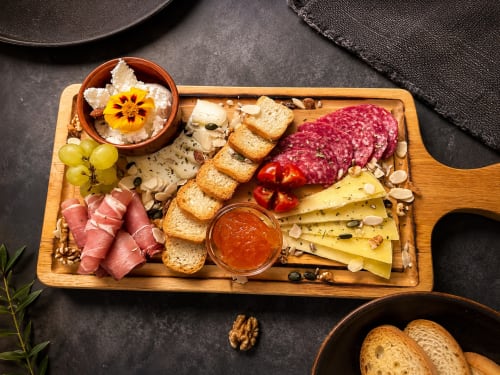 Requintada tábua de charcutaria em Quinta dos Lobos, Sintra com enchidos, queijos, tostas e produtos frescos