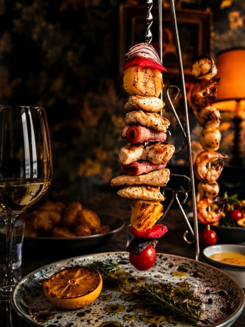 Espetadas de carne e legumes grelhados com vinho na Quinta dos Lobos Boutique Hotel em Sintra