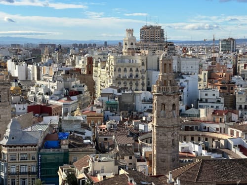 Horizonte de Valencia con la catedral histórica y edificios modernos, vista de la ciudad desde Pataconablue Rentals