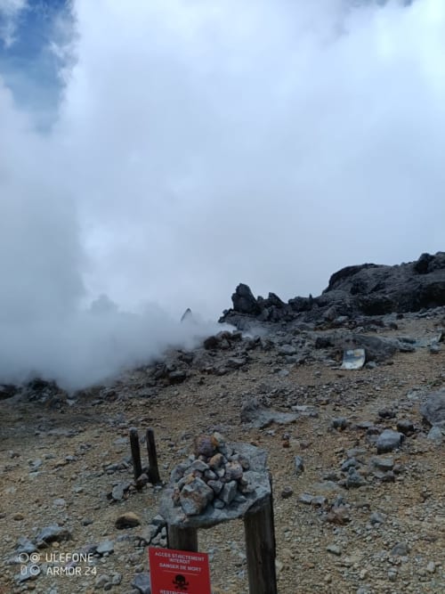 Paysage de cratère volcanique à Sainte-Rose, Guadeloupe : terrain rocheux et panneaux d'avertissement près des Gîtes Bagatelle