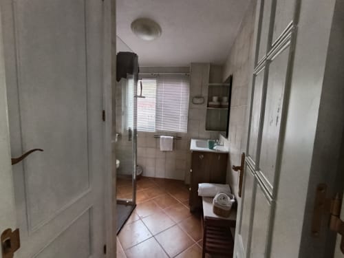Baño moderno con ducha, lavabo y pisos de azulejos en la villa Las Mellis de Antequera, España