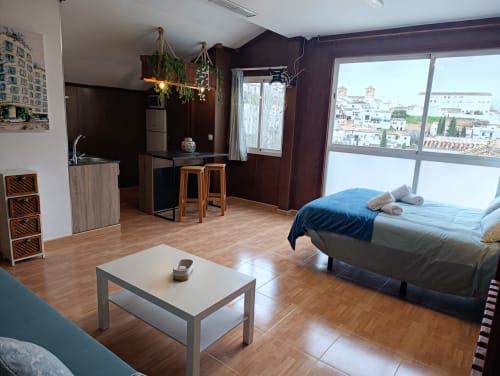Moderno estudio en Antequera con cama, cocina americana y vistas a la ciudad desde el balcón