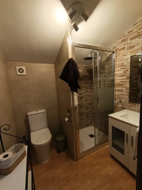 Baño moderno en villa Luna de Alojamientos Las Mellis, Antequera, con ducha a ras de suelo y tocador