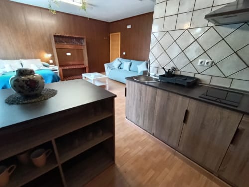 Estudio moderno en Antequera con cocina, zona de comedor y dormitorio con toques azules