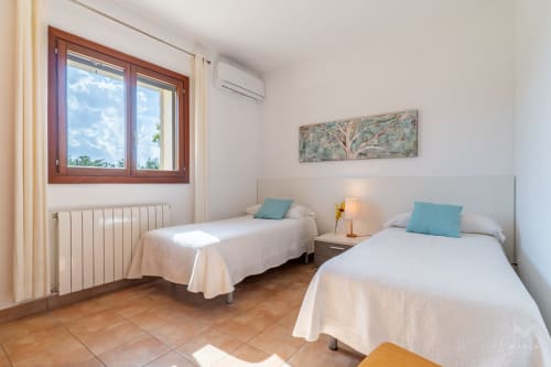 Luminoso dormitorio doble en villa Can Terres, Artá con vistas a la montaña, aire acondicionado y comodidades modernas