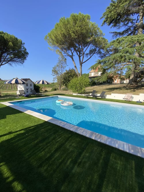Piscine de luxe au Domaine les Olivoux, Pomport France avec vue sur le jardin et arbres méditerranéens