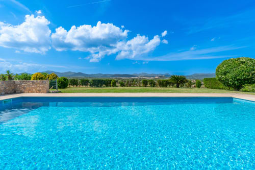 Piscina cristalina en Massa Properties, Artà, España con vistas a las montañas y paisaje exuberante