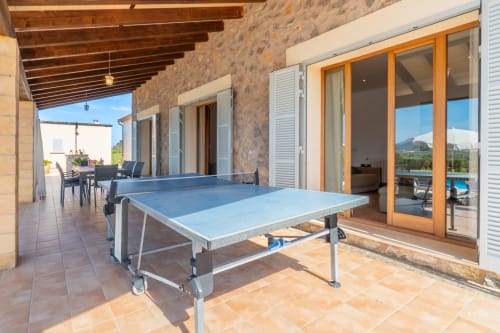 Terraza cubierta con mesa de ping pong en Massa Properties en Artà, España, con vistas al paisaje rural