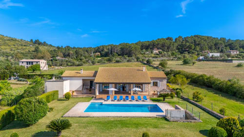 Villa de lujo en Artà con piscina, tejado de barro, rodeada de frondosos jardines y vistas al campo mallorquín