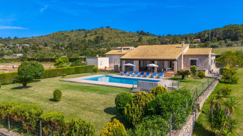 Villa de lujo en Artà con piscina, jardines cuidados y vistas a la sierra