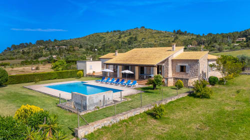 Villa de lujo en Artà con piscina, terraza de piedra y paisajismo mediterráneo bajo cielo azul