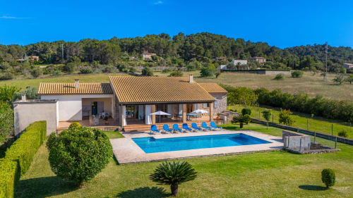 Villa de lujo en Artà con piscina, terraza y jardines cuidados con vistas al campo mallorquín