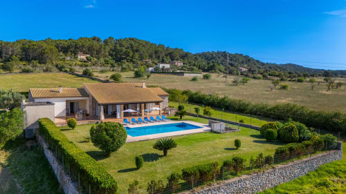Villa de lujo con piscina en Artà, España, con arquitectura mediterránea y jardines cuidados
