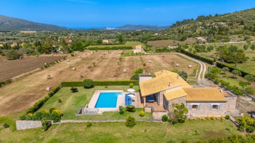 Villa de lujo en Artà, Mallorca con piscina, tejado de barro, rodeada de campo y campos verdes