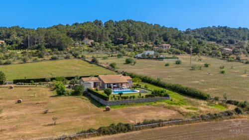 Villa de lujo con piscina en Artà, España rodeada de campos verdes y bosques de pinos