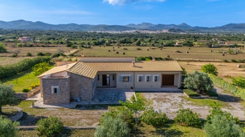 Villa de piedra moderna en Artà, España con vistas al campo y olivos