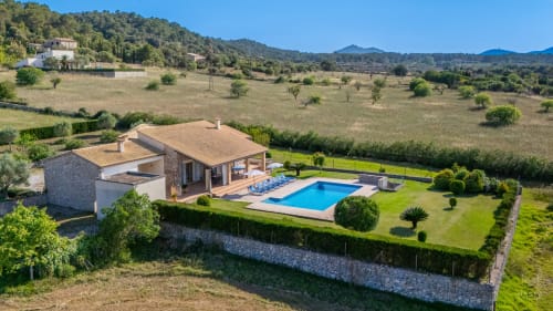 Villa de lujo con piscina en Artà, España, rodeada de campo con montañas al fondo