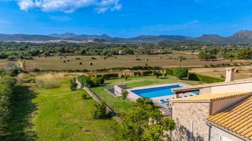Villa de lujo Massa Properties en Artà con piscina con vistas al paisaje rural balear y montañas lejanas