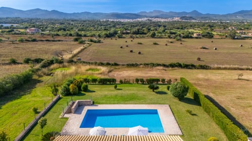 Piscina de Massa Properties en Artà con vistas a campos de heno, montañas y paisaje rural