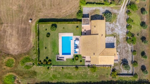 Vista aérea de lujosa propiedad Massa en Artà con piscina, terraza y paisaje rural circundante