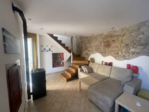 Appartamento Casa Poleo presso Casa Carmelo B&B a Schio, Italia, con soggiorno con divano beige, scale in legno e pietra