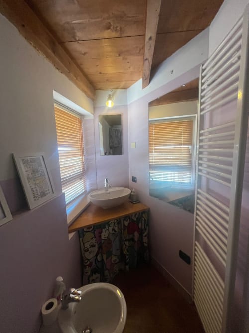Bagno stretto dell'appartamento Casa Poleo presso Casa Carmelo B&B, Schio, con lavabo, water e scaldasalviette