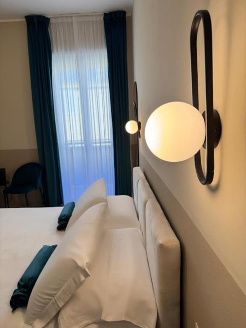 Camera moderna di Maison ì Room a Reggio Calabria con applique contemporanea, biancheria bianca, balcone con vista mare