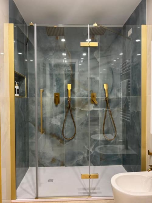 Lussuoso bagno con doccia a doppia testina, finiture dorate e cabina in vetro presso la Maison ì Room hotel di Reggio Calabria