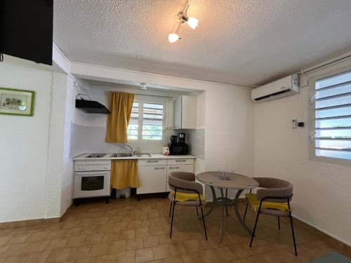Kitchenette et coin repas modernes aux 2 Cocotiers BnB à Sainte Luce, Martinique