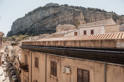 Toits de Cefalù et falaise spectaculaire en Sicile, vue depuis la chambre Dory du B&B Casanova