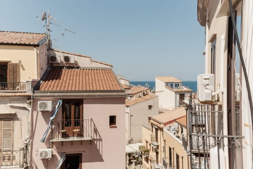 Vue sur les toits de Cefalù et la Méditerranée depuis la Casanova B&B, architecture côtière sicilienne