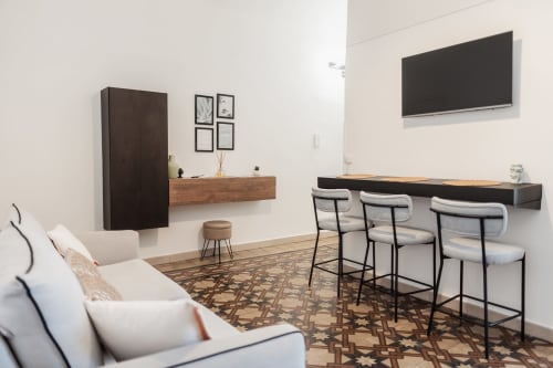 Camera moderna del Casanova B&B a Cefalù con TV a parete, scrivania in legno, zona bar e arredi contemporanei