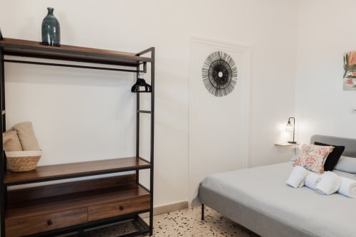 Camera Francesco del Casanova B&B a Cefalù con letto a baldacchino in legno, scrivania e arredamento moderno