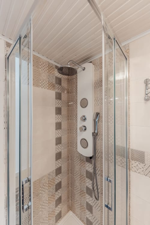 Lussuosa doccia con box in vetro e soffione a pioggia presso il Casanova B&B di Cefalù
