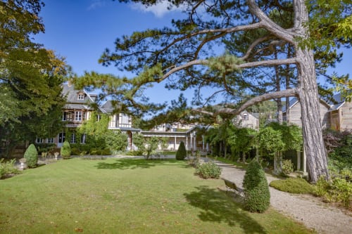 Jardin soigné et allée en pierre au Clos Céleste, petit hôtel de charme en Normandie