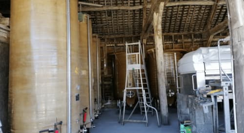 Travaux de rénovation intérieure au Clos Céleste B&B à Ecrainville, France avec réservoirs de stockage et échelle