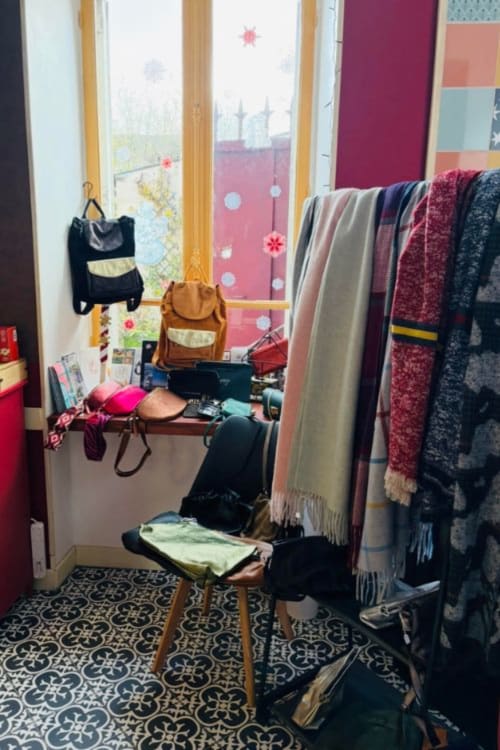 Ambiance chaleureuse à Au Richebourg Nogent : décoration fenêtre, sacs suspendus, écharpes et sol motifs