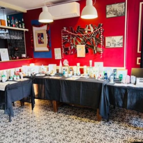 Espace événementiel Au Richebourg Nogent avec murs rouges, présentoirs de produits et luminaires suspendus à Nogent-sur-Seine