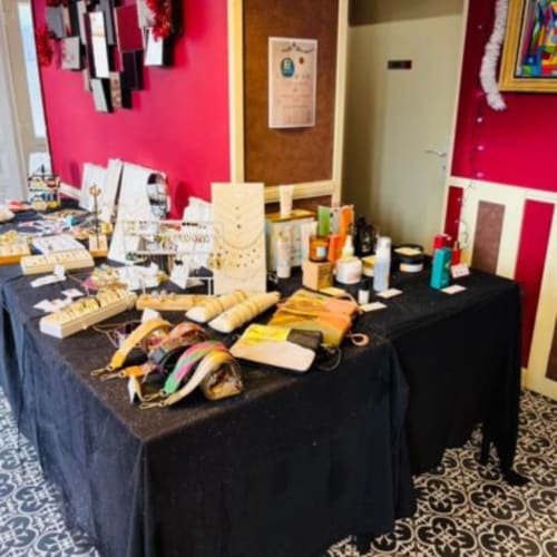 Présentoir de bijoux et accessoires à l'Au Richebourg Nogent BnB à Nogent-sur-Seine, France