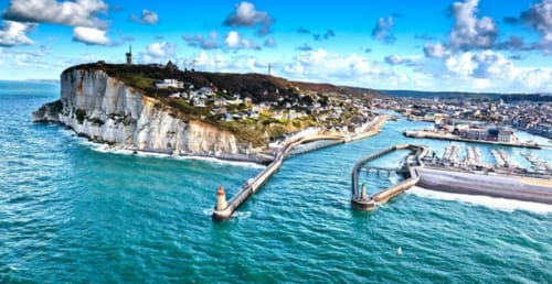Les emblématiques falaises blanches d'Étretat et la station côtière près du Clos Céleste B&B en Normandie