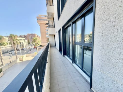 Terraza moderna frente al mar en apartamento de Pataconablue Rentals en Valencia, con vistas al mar y mobiliario contemporáneo
