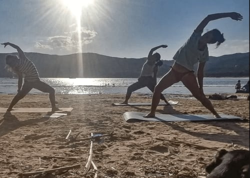Gruppo che si estende sulla spiaggia di Casa Pineta, Marina di Campo con vista su montagne e mare